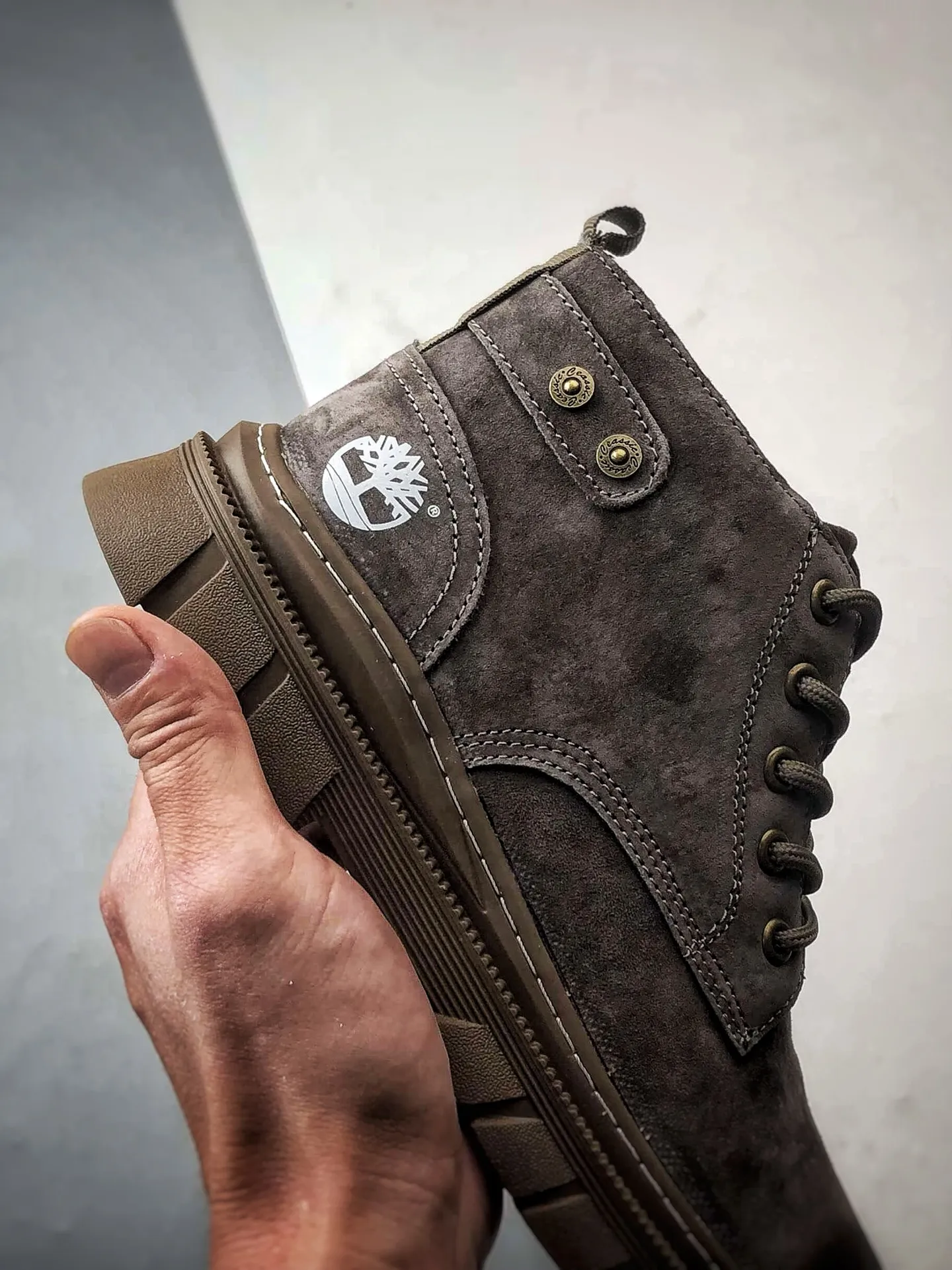 💰440 Timberland 25 autumn and winter must-have outdoor casual mid-cut rhubarb boots #Guangdong Dachang quality, original box and original packaging, fashionable and trendy matching. The fabric is made of Italian 🇮🇹 top-grade frosted fine-grained cowhide. Lightweight outsole. It is equipped with anti-odor and anti-corrosion genuine leather latex insoles. The outsole and hardware are all made from OEM raw materials. It is the same as the original Goodyear and will never be glued. Good products do not kill pigs. The quality of the first order is strictly controlled. Exclusively launched on the entire network. There is no doubt about the quality. The whole set is packaged in the same official website to give you the perfect wearing experience. The quality is exquisite and durable. A must-have for sportsmen. Specially designed to prevent handsomeness. High-quality and first-class foot feel. Special for cold protection and outdoor use this winter. Casual matching for daily use. Item No.: TB99248 Size: 39 40 41 42 43 44 (standard size)